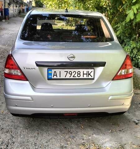 Серый Ниссан Тиида, объемом двигателя 1.8 л и пробегом 255 тыс. км за 4750 $, фото 5 на Automoto.ua