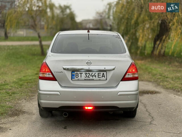 Серый Ниссан Тиида, объемом двигателя 1.6 л и пробегом 199 тыс. км за 5800 $, фото 5 на Automoto.ua