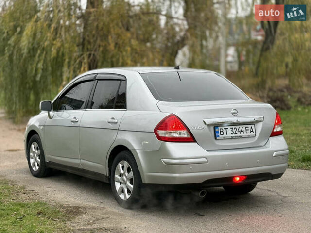 Серый Ниссан Тиида, объемом двигателя 1.6 л и пробегом 199 тыс. км за 5800 $, фото 6 на Automoto.ua