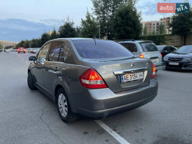 Серый Ниссан Тиида, объемом двигателя 1.6 л и пробегом 250 тыс. км за 4650 $, фото 1 на Automoto.ua