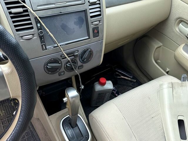 Серый Ниссан Тиида, объемом двигателя 1.6 л и пробегом 150 тыс. км за 3750 $, фото 4 на Automoto.ua