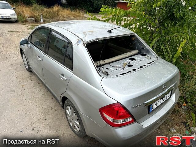Серый Ниссан Тиида, объемом двигателя 1.6 л и пробегом 150 тыс. км за 3750 $, фото 2 на Automoto.ua