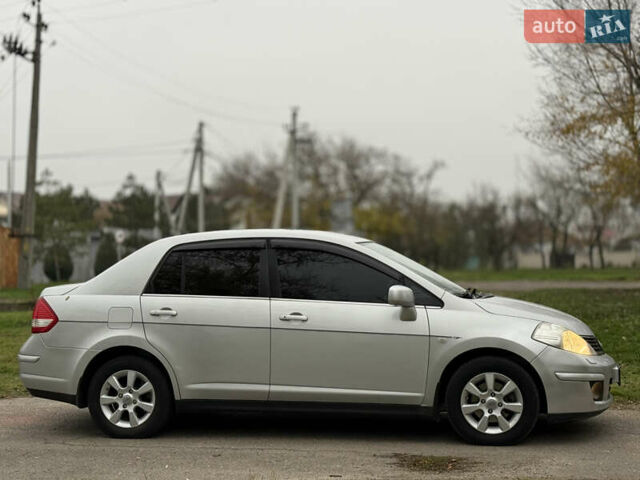 Серый Ниссан Тиида, объемом двигателя 1.6 л и пробегом 199 тыс. км за 5800 $, фото 3 на Automoto.ua