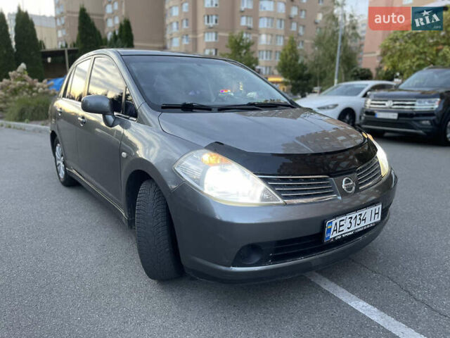 Серый Ниссан Тиида, объемом двигателя 1.6 л и пробегом 250 тыс. км за 4650 $, фото 5 на Automoto.ua