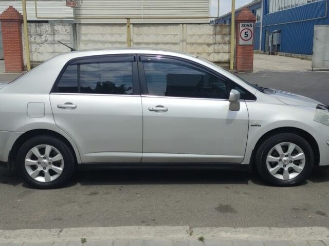 Сірий Ніссан Тііда, об'ємом двигуна 1.6 л та пробігом 300 тис. км за 4999 $, фото 4 на Automoto.ua