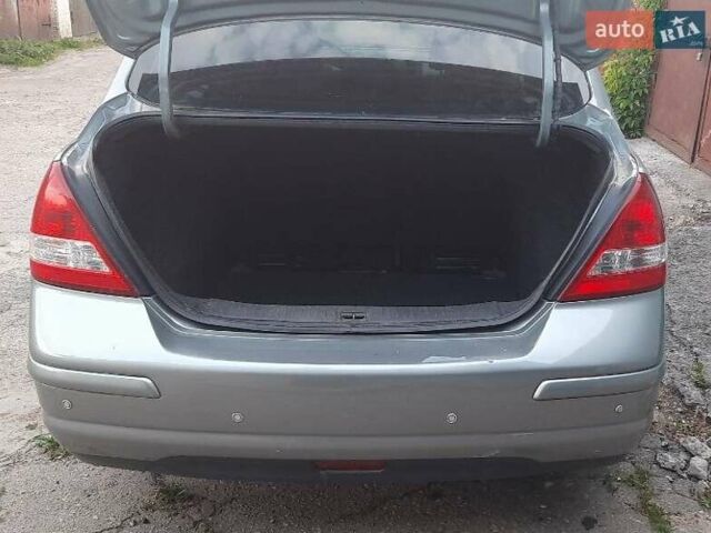 Сірий Ніссан Тііда, об'ємом двигуна 1.8 л та пробігом 199 тис. км за 4740 $, фото 3 на Automoto.ua