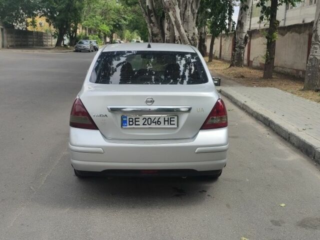 Сірий Ніссан Тііда, об'ємом двигуна 1.6 л та пробігом 300 тис. км за 4999 $, фото 3 на Automoto.ua