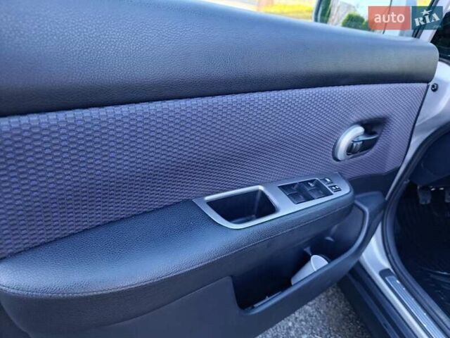 Серый Ниссан Тиида, объемом двигателя 1.8 л и пробегом 165 тыс. км за 5400 $, фото 12 на Automoto.ua