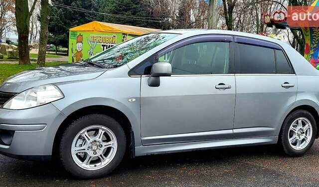 Серый Ниссан Тиида, объемом двигателя 1.6 л и пробегом 199 тыс. км за 5390 $, фото 1 на Automoto.ua