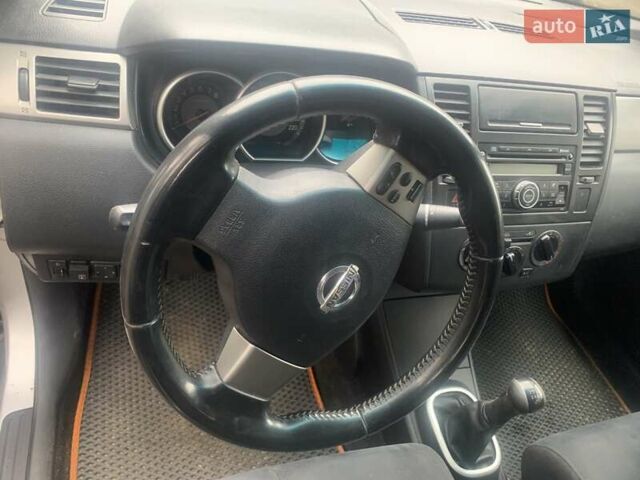 Серый Ниссан Тиида, объемом двигателя 1.6 л и пробегом 325 тыс. км за 5500 $, фото 3 на Automoto.ua