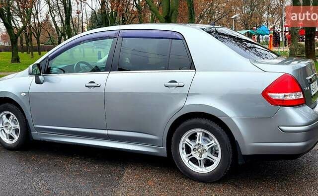 Серый Ниссан Тиида, объемом двигателя 1.6 л и пробегом 199 тыс. км за 5390 $, фото 5 на Automoto.ua