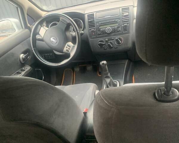 Серый Ниссан Тиида, объемом двигателя 1.6 л и пробегом 325 тыс. км за 5500 $, фото 8 на Automoto.ua