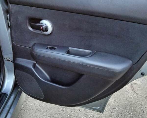 Серый Ниссан Тиида, объемом двигателя 1.6 л и пробегом 123 тыс. км за 7500 $, фото 13 на Automoto.ua