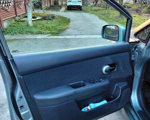 Серый Ниссан Тиида, объемом двигателя 1.6 л и пробегом 123 тыс. км за 7500 $, фото 7 на Automoto.ua