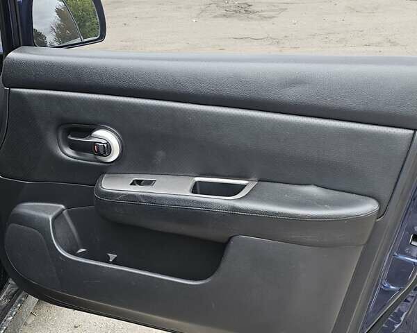 Синий Ниссан Тиида, объемом двигателя 1.6 л и пробегом 200 тыс. км за 2200 $, фото 18 на Automoto.ua