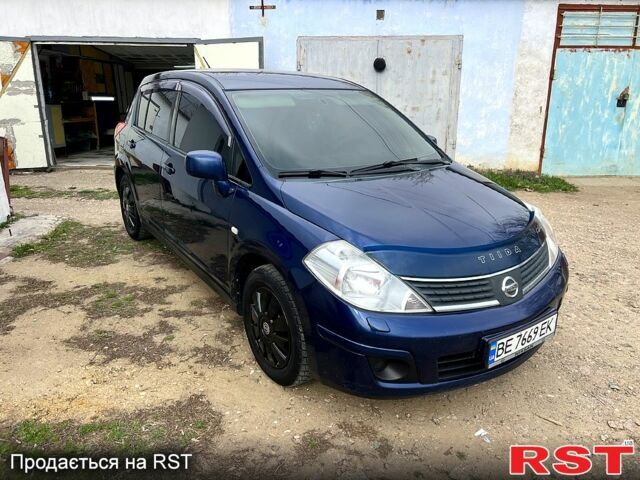 Синий Ниссан Тиида, объемом двигателя 1.6 л и пробегом 250 тыс. км за 5400 $, фото 1 на Automoto.ua
