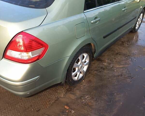 Зеленый Ниссан Тиида, объемом двигателя 1.8 л и пробегом 180 тыс. км за 4800 $, фото 2 на Automoto.ua