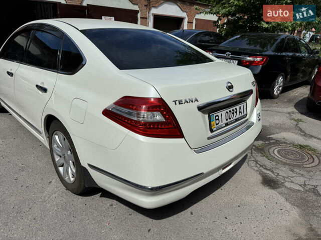 Белый Ниссан Теана, объемом двигателя 2.5 л и пробегом 108 тыс. км за 10000 $, фото 3 на Automoto.ua