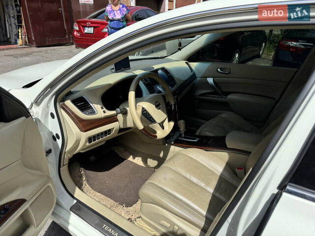 Білий Ніссан Теана, об'ємом двигуна 2.5 л та пробігом 108 тис. км за 9800 $, фото 7 на Automoto.ua