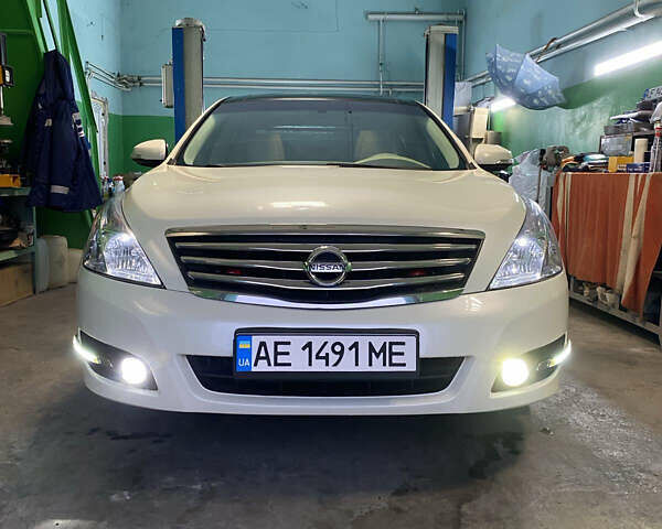 Белый Ниссан Теана, объемом двигателя 3.5 л и пробегом 263 тыс. км за 8000 $, фото 1 на Automoto.ua