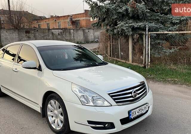 Белый Ниссан Теана, объемом двигателя 2.5 л и пробегом 150 тыс. км за 10000 $, фото 1 на Automoto.ua
