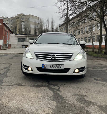 Белый Ниссан Теана, объемом двигателя 2.5 л и пробегом 239 тыс. км за 7700 $, фото 1 на Automoto.ua