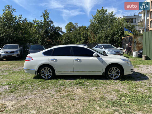 Белый Ниссан Теана, объемом двигателя 2.5 л и пробегом 244 тыс. км за 11300 $, фото 1 на Automoto.ua