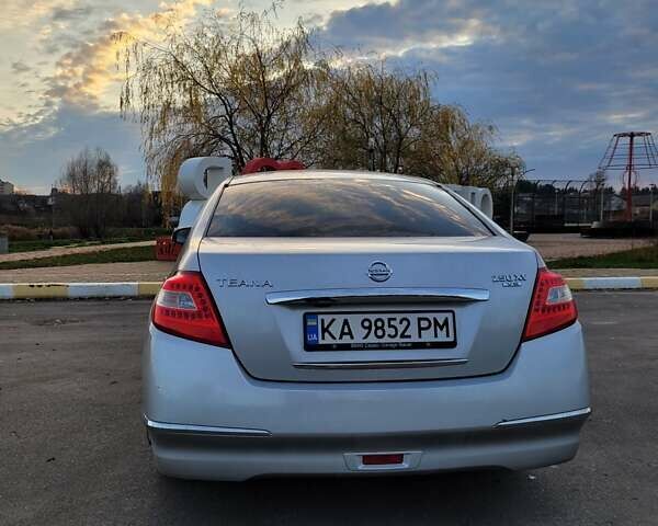 Серый Ниссан Теана, объемом двигателя 2.5 л и пробегом 282 тыс. км за 7900 $, фото 2 на Automoto.ua