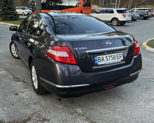 Серый Ниссан Теана, объемом двигателя 2.5 л и пробегом 208 тыс. км за 7000 $, фото 5 на Automoto.ua