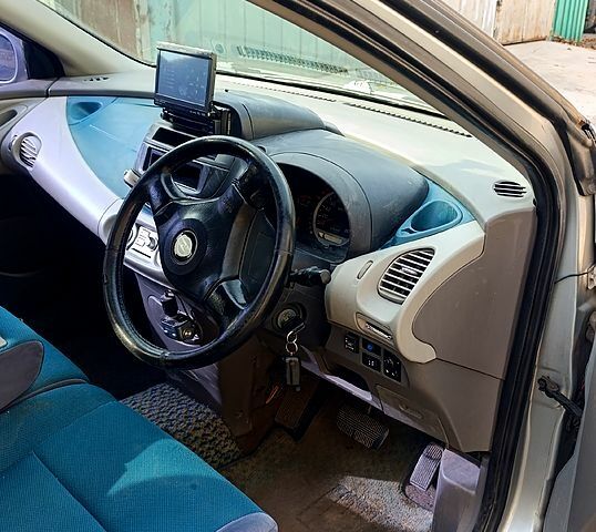 Серый Ниссан Тино, объемом двигателя 2 л и пробегом 315 тыс. км за 1100 $, фото 2 на Automoto.ua