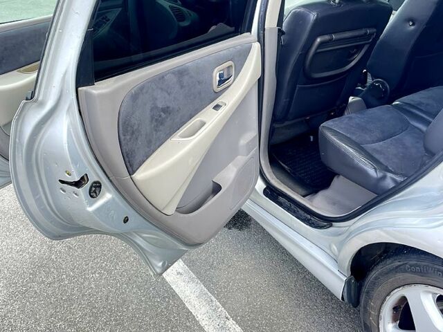 Серый Ниссан Тино, объемом двигателя 2 л и пробегом 225 тыс. км за 2500 $, фото 6 на Automoto.ua