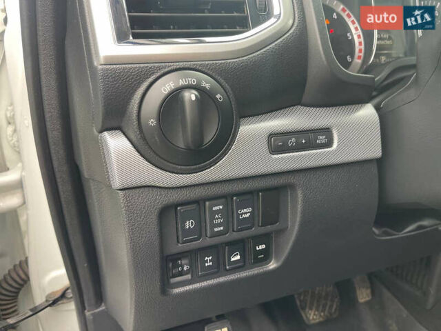 Белый Ниссан Титан, объемом двигателя 4.98 л и пробегом 330 тыс. км за 30000 $, фото 6 на Automoto.ua