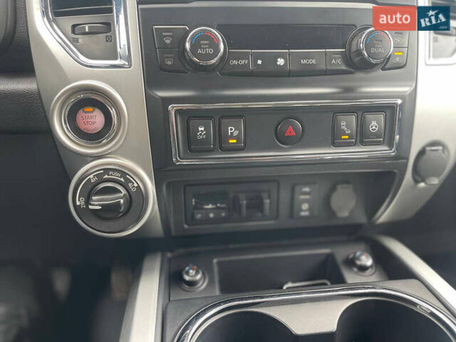 Белый Ниссан Титан, объемом двигателя 4.98 л и пробегом 330 тыс. км за 30000 $, фото 9 на Automoto.ua