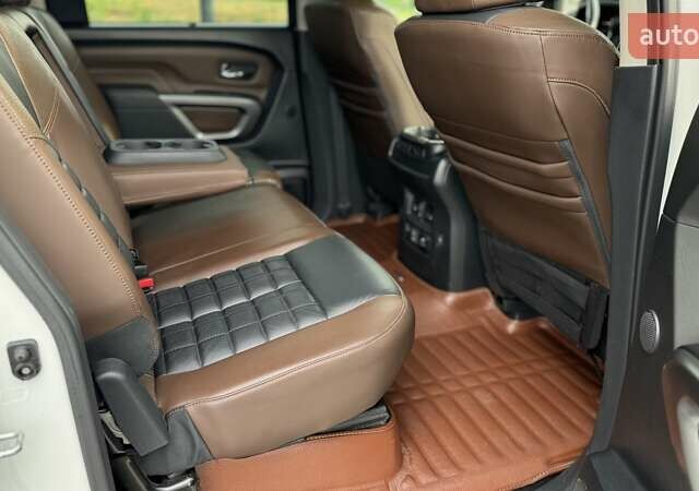 Белый Ниссан Титан, объемом двигателя 5.55 л и пробегом 28 тыс. км за 41000 $, фото 19 на Automoto.ua