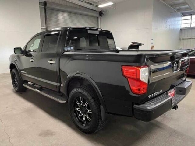 Черный Ниссан Титан, объемом двигателя 5.5 л и пробегом 150 тыс. км за 25000 $, фото 4 на Automoto.ua