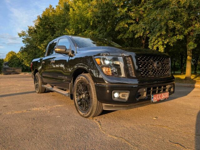 Черный Ниссан Титан, объемом двигателя 5.6 л и пробегом 160 тыс. км за 26999 $, фото 3 на Automoto.ua
