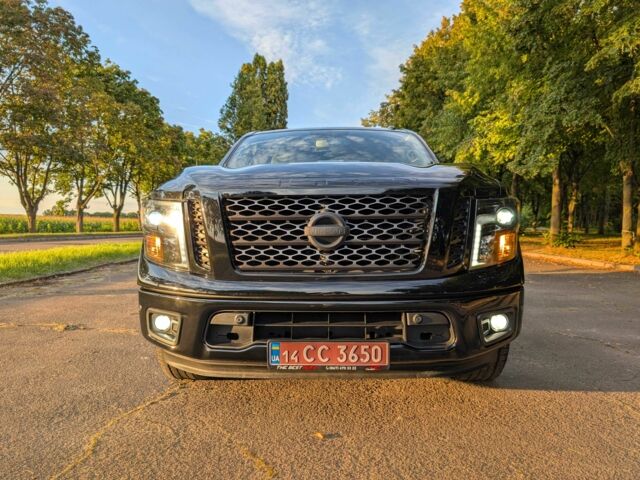 Черный Ниссан Титан, объемом двигателя 5.6 л и пробегом 160 тыс. км за 26999 $, фото 2 на Automoto.ua