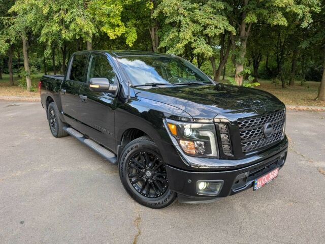 Черный Ниссан Титан, объемом двигателя 5.6 л и пробегом 160 тыс. км за 26999 $, фото 4 на Automoto.ua