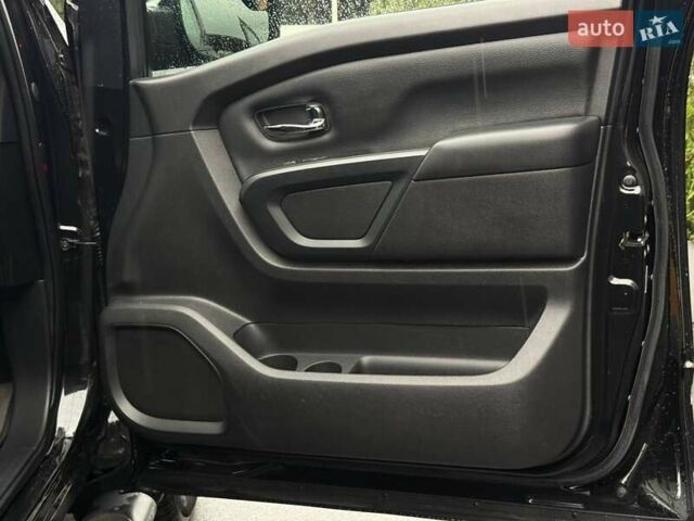 Черный Ниссан Титан, объемом двигателя 5.56 л и пробегом 160 тыс. км за 29999 $, фото 58 на Automoto.ua