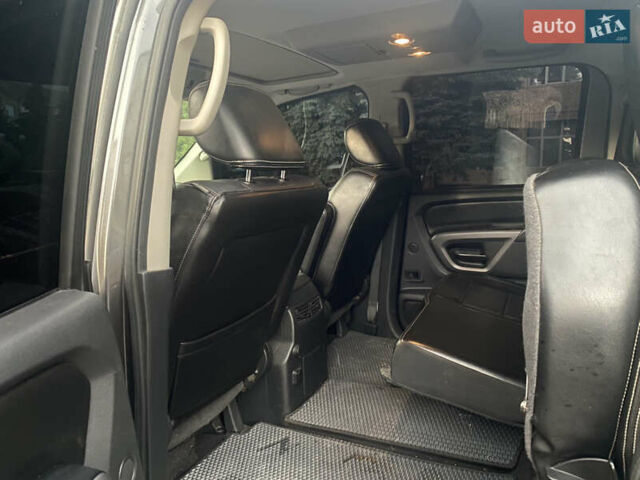 Серый Ниссан Титан, объемом двигателя 5.55 л и пробегом 143 тыс. км за 19500 $, фото 4 на Automoto.ua