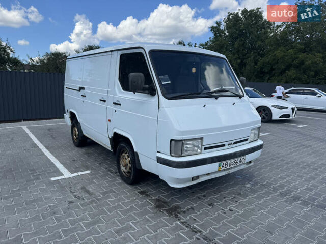 Белый Ниссан Трейд, объемом двигателя 2.28 л и пробегом 350 тыс. км за 2500 $, фото 2 на Automoto.ua