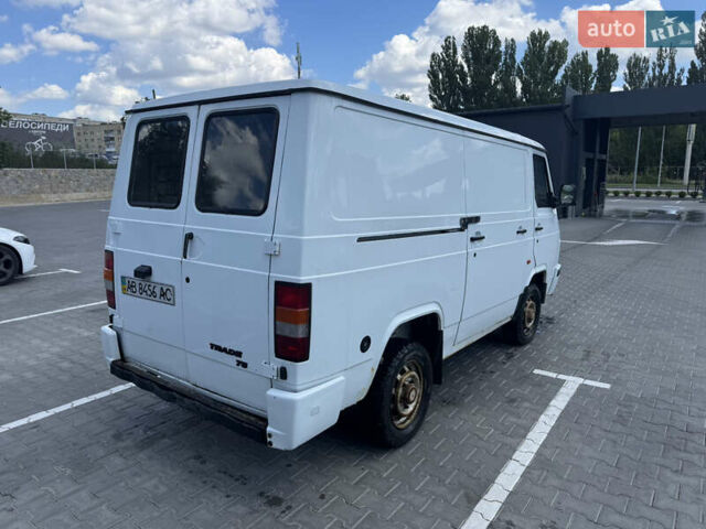 Белый Ниссан Трейд, объемом двигателя 2.28 л и пробегом 350 тыс. км за 2500 $, фото 4 на Automoto.ua