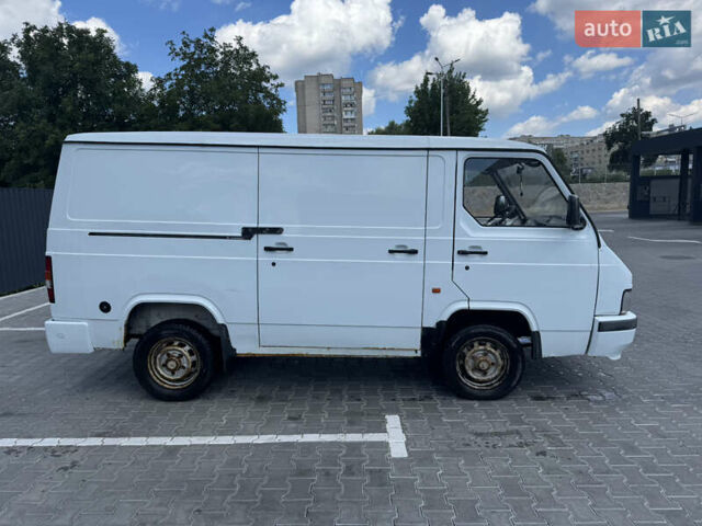 Белый Ниссан Трейд, объемом двигателя 2.28 л и пробегом 350 тыс. км за 2500 $, фото 3 на Automoto.ua