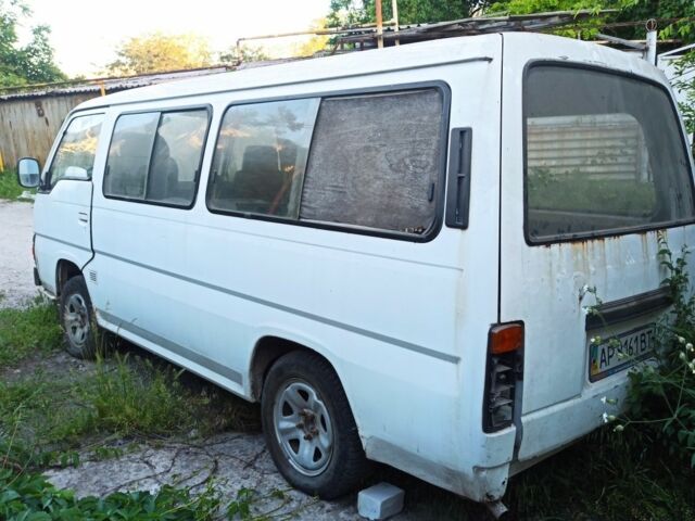 Белый Ниссан Урван, объемом двигателя 2.7 л и пробегом 300 тыс. км за 604 $, фото 3 на Automoto.ua