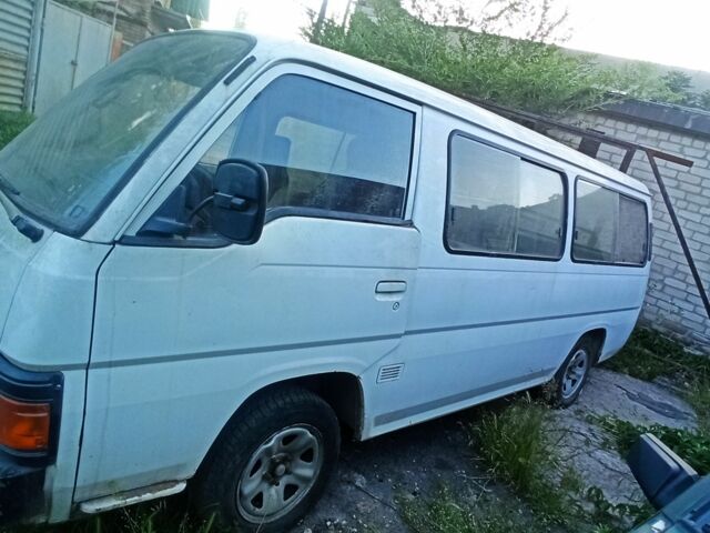 Белый Ниссан Урван, объемом двигателя 2.7 л и пробегом 300 тыс. км за 604 $, фото 2 на Automoto.ua