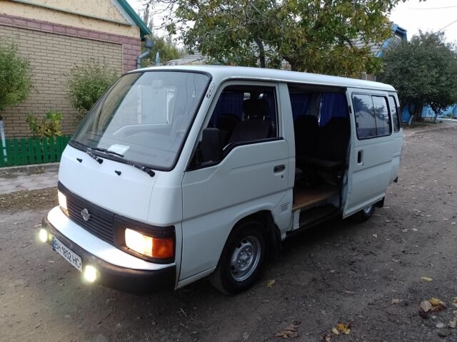 Белый Ниссан Урван, объемом двигателя 2.5 л и пробегом 111 тыс. км за 1700 $, фото 4 на Automoto.ua