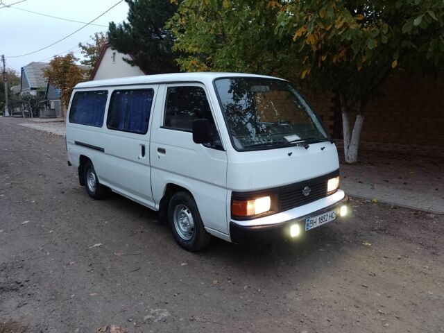 Белый Ниссан Урван, объемом двигателя 2.5 л и пробегом 111 тыс. км за 1700 $, фото 1 на Automoto.ua