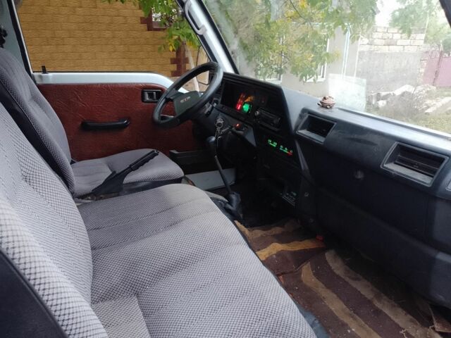 Белый Ниссан Урван, объемом двигателя 2.5 л и пробегом 111 тыс. км за 1700 $, фото 6 на Automoto.ua