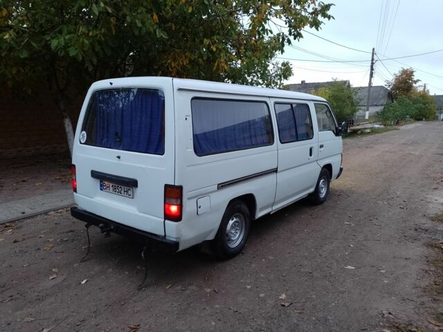 Белый Ниссан Урван, объемом двигателя 2.5 л и пробегом 111 тыс. км за 1700 $, фото 2 на Automoto.ua