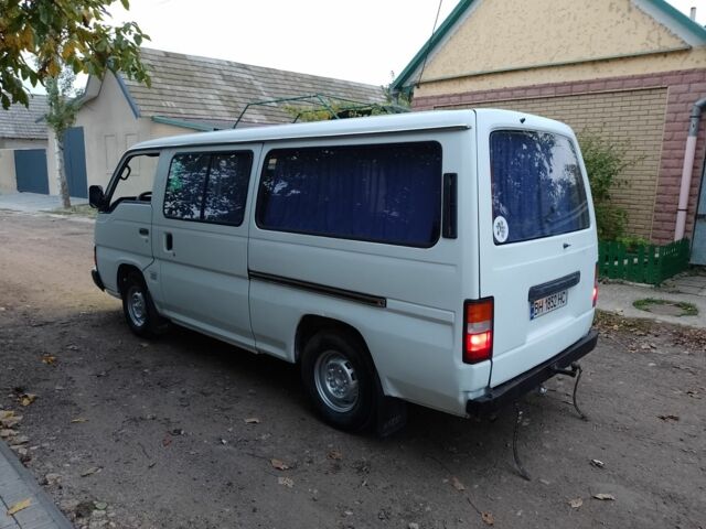 Белый Ниссан Урван, объемом двигателя 2.5 л и пробегом 111 тыс. км за 1700 $, фото 3 на Automoto.ua